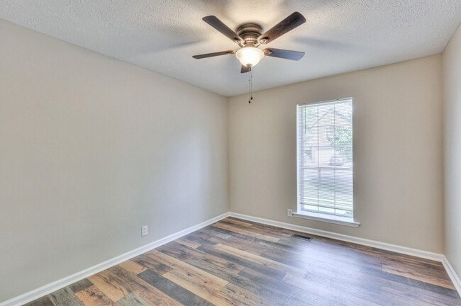 Building Photo - 1617 Roundhill Dr