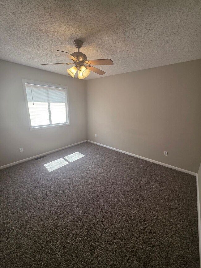 Building Photo - 210 Candlebrook Dr