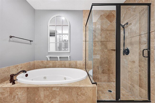 Building Photo - 210 Breezy Way