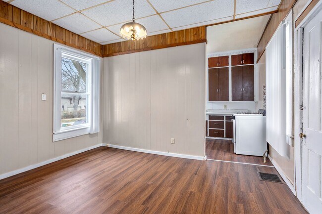 Building Photo - 117 W. Division Street