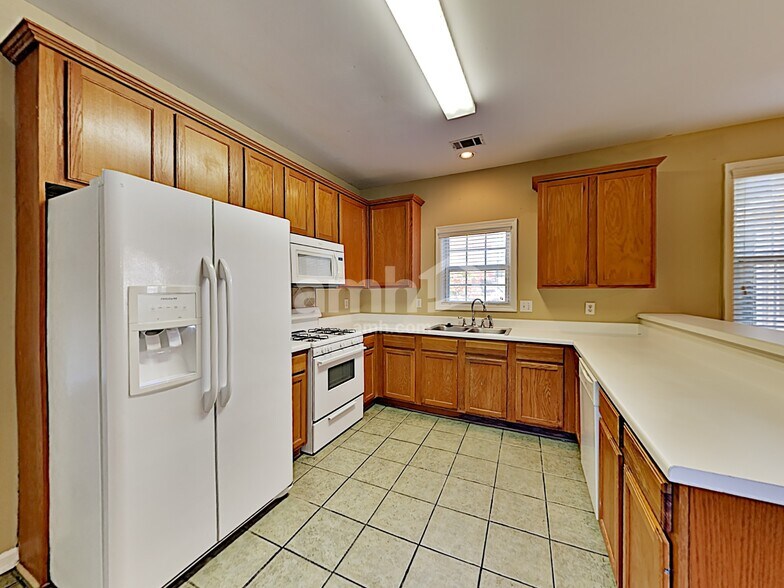 Building Photo - 1852 Clear Springs Ln