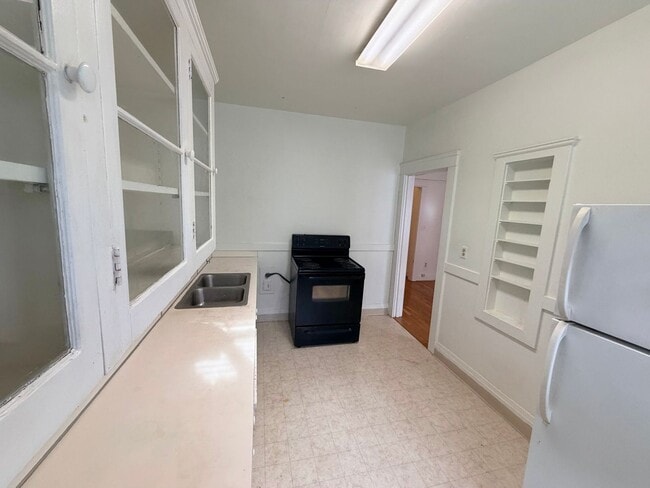 Building Photo - Studio Second Floor Unit Ladd's Addition/Hawthorne District