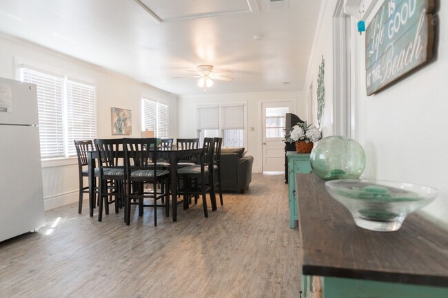 Building Photo - Charming Beach-Front 4bd Home