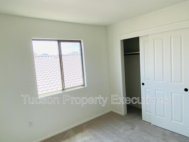 Building Photo - 11879 W Fontenelle Dr