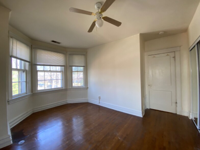 Building Photo - 6401 Alamo Ave