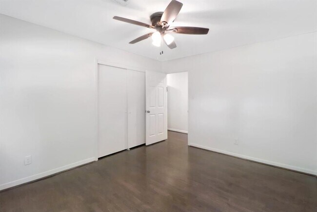 Building Photo - 5602 Sylmar Rd
