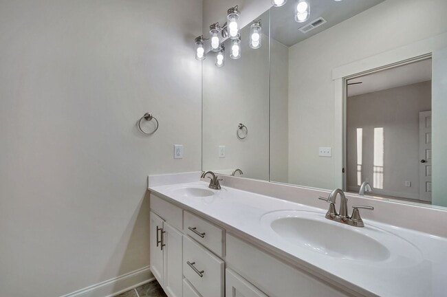 Building Photo - Modern Living in Downtown Nashville!