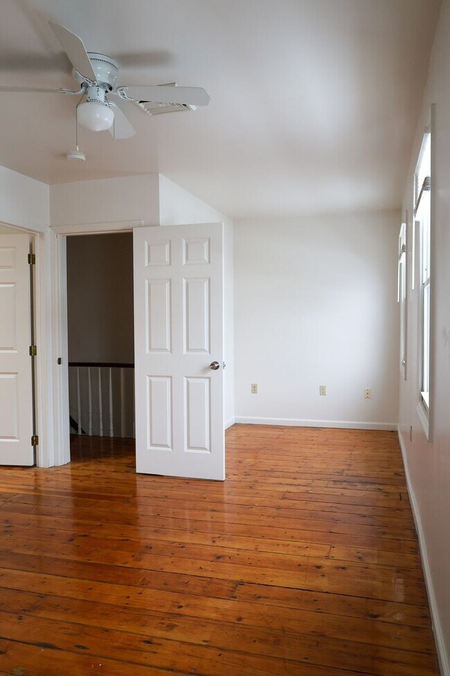 Building Photo - Lovely 4Br 2Bath with In-Unit Washer/Dryer