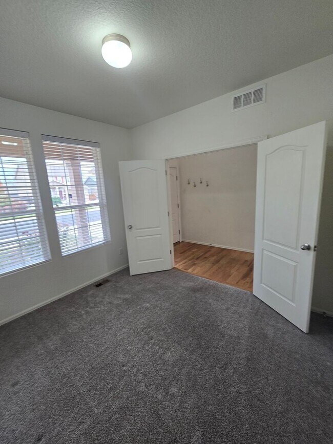 Building Photo - Beautiful 4-Bed, 3.5-Bath Home with Mountain Views on Quiet Cul-de-Sac