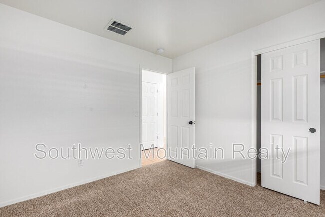 Building Photo - 1140 E Oak Rd