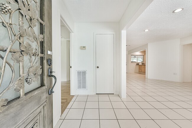 Building Photo - 807 Stadium Cir