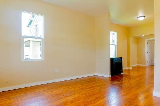 Building Photo - Spacious 3 bedroom / 2 bathroom single family home available in Tacoma!