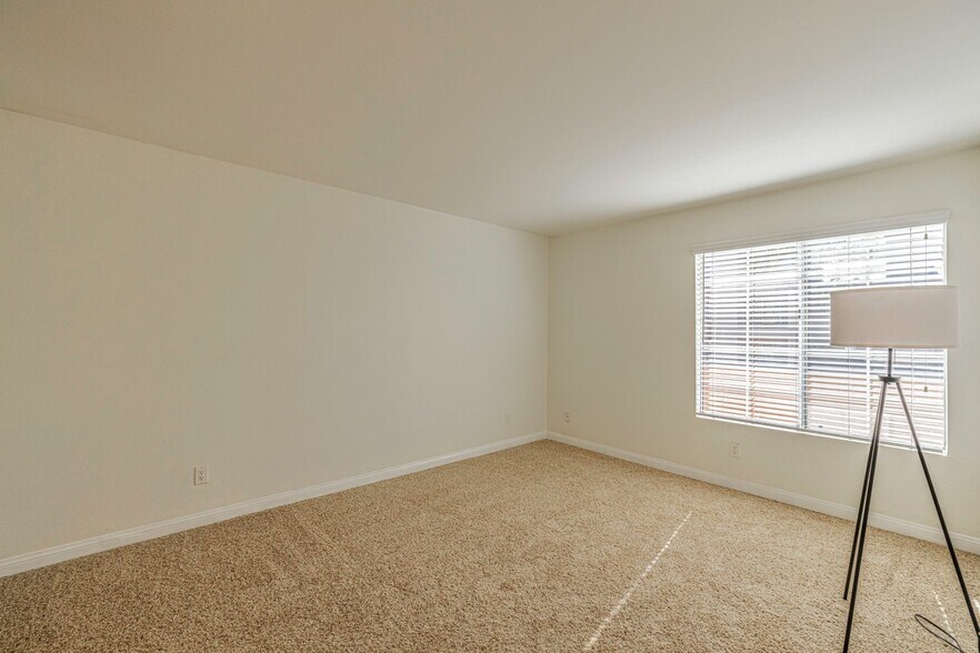 Building Photo - 5535 Canoga Ave