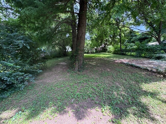 Building Photo - Charming 2 bedroom home in the heart of Columbia. Extra space for a den or spare bedroom.