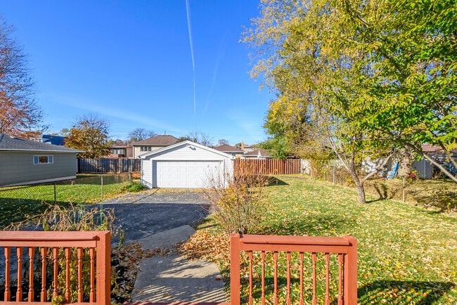 Building Photo - 10838 S Neenah Ave