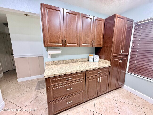 Building Photo - 1046 W Samms Ave