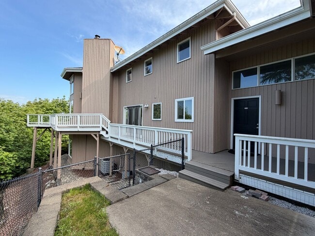 Building Photo - 3695 Sqft. Redondo home near Puget Sound!