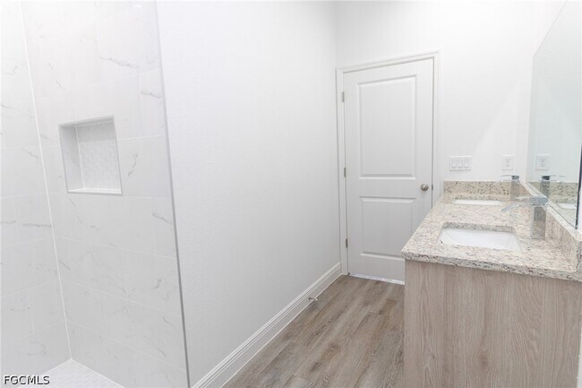 Building Photo - 1123 Deauville St E