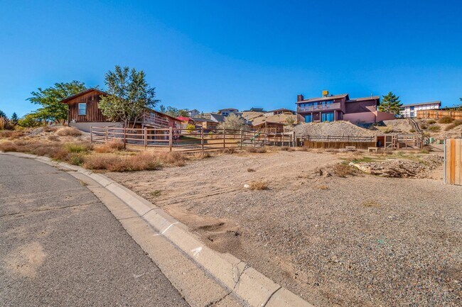 Building Photo - Charming 3-Bedroom Family Home in Orchard Mesa with Incredible Views!!!
