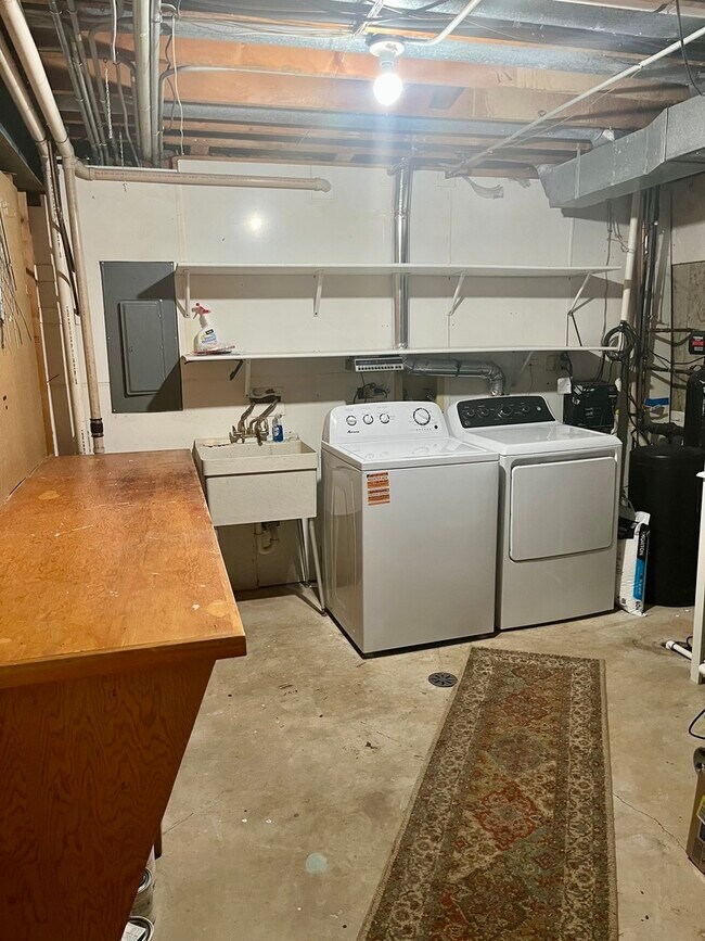 Building Photo - 275 Hickory Ln