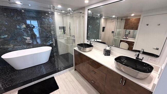 Building Photo - 465 Brickell Ave