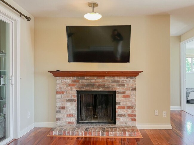 Building Photo - 2Bd/1.75Ba Seattle Condo