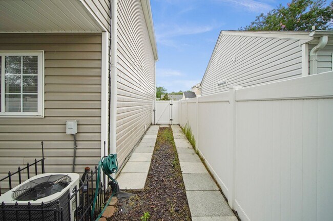 Building Photo - Located in Highland Creek