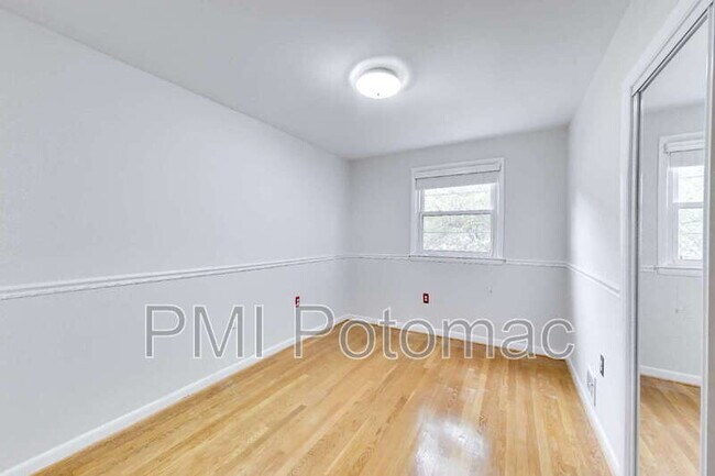 Building Photo - 3510 Marlbrough Way
