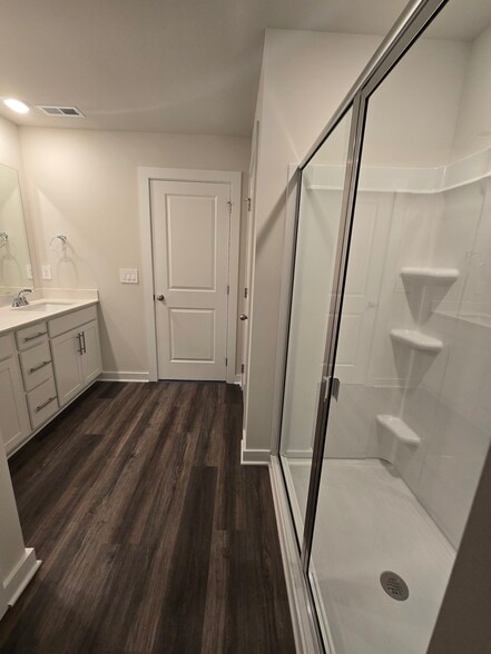 Primary bathroom - 3901 Northbrook Dr
