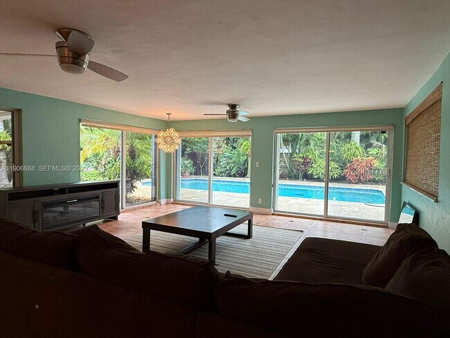 Building Photo - 1728 NE 39th St