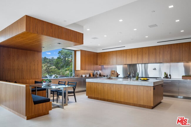 Building Photo - 1731 Summitridge Dr