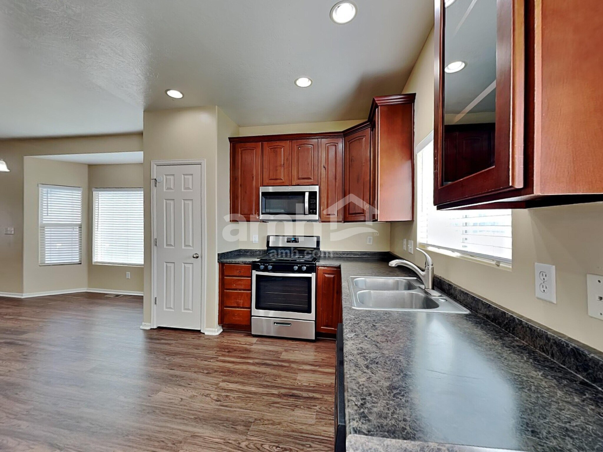 Building Photo - 31 W Clear Water Dr