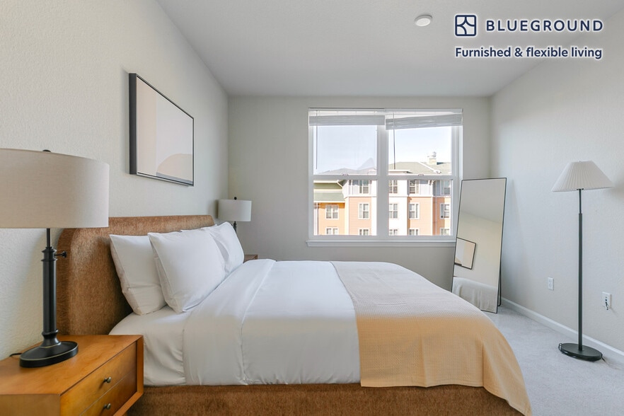 Building Photo - 1051 Commodore Dr