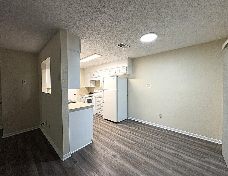 Building Photo - 3901 Hereford Ln