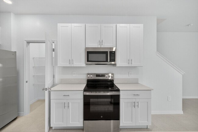 Building Photo - New 3 Bed Townhouse!