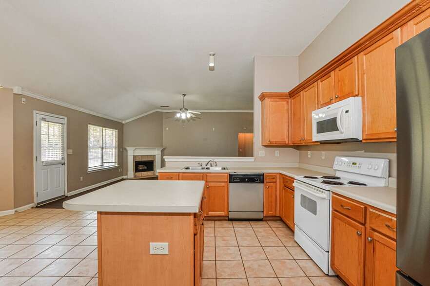 Building Photo - 4064 Sidlehill Dr