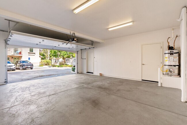 Building Photo - 2 Bedroom 1.5 Bath townhouse with private balcony and 2 car garage