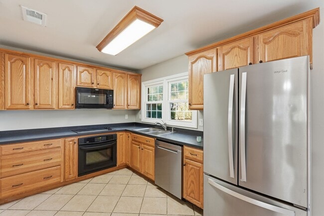 Building Photo - Ranch Home on Wilmington Island For Lease!