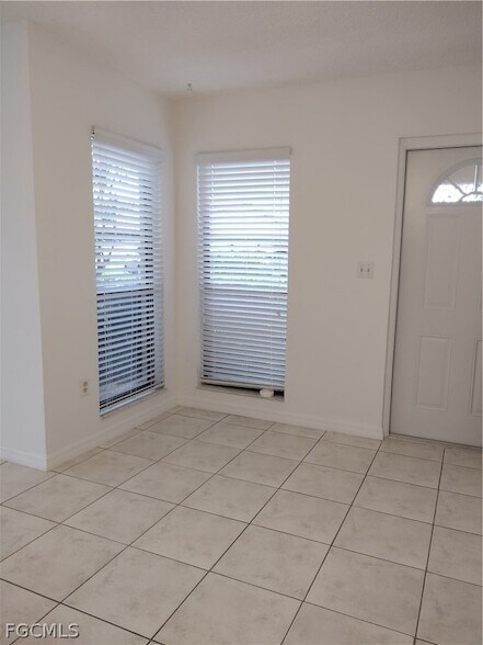 Building Photo - 1069 Villa Dr