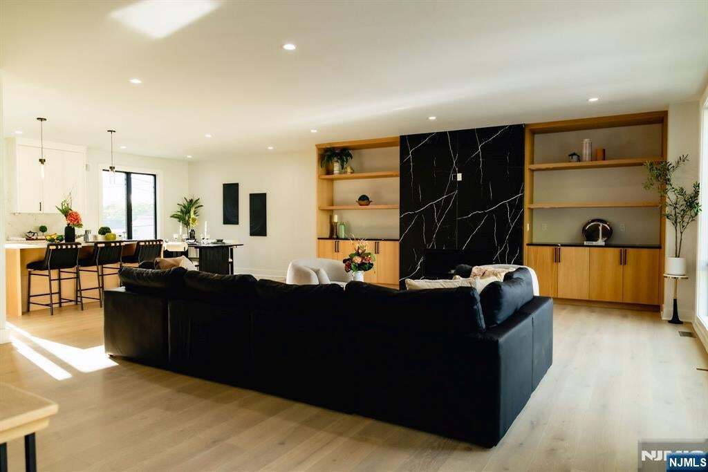 Building Photo - 401 Grand Ave