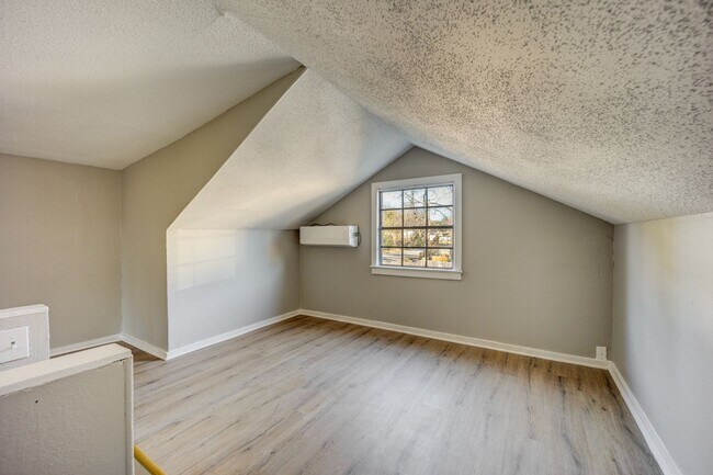 Building Photo - Freshly Updated 3 Bedroom House