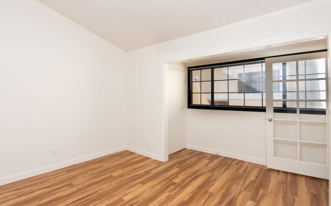Building Photo - 4637 Park Dr