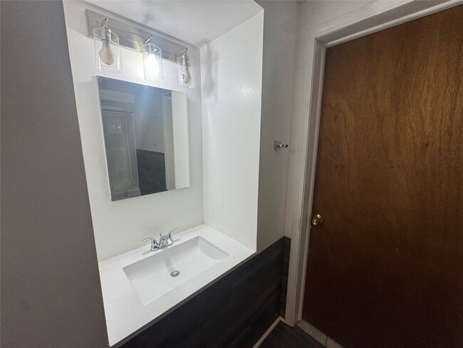 Building Photo - 9 Second St