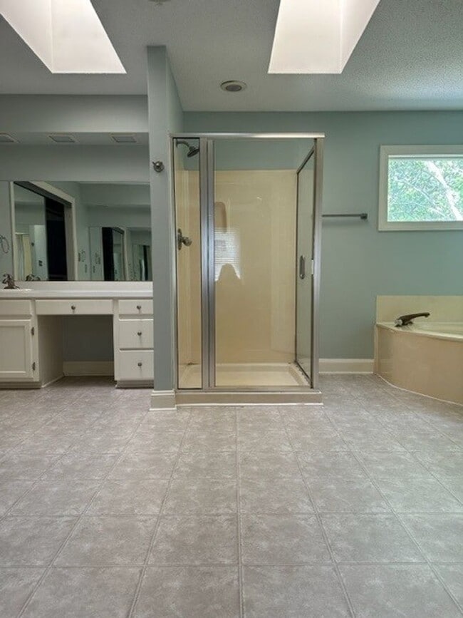 Building Photo - Maplewood