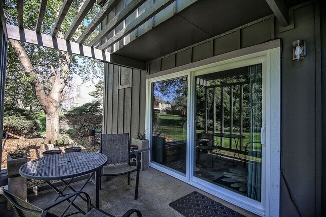 Building Photo - 809 E Drake Rd