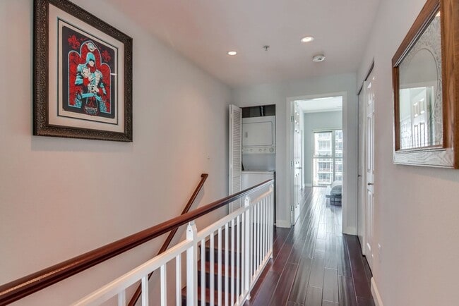 Building Photo - Luxury  Unit in Little Italy