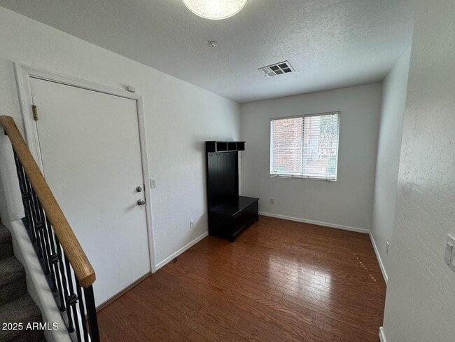 Building Photo - 104 W Laurel Ct