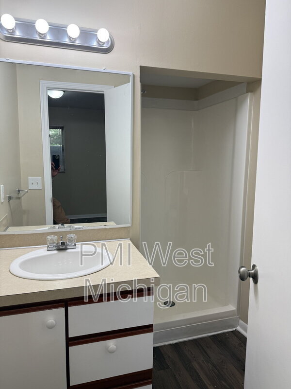 Building Photo - 6051 In the Pines Dr SE