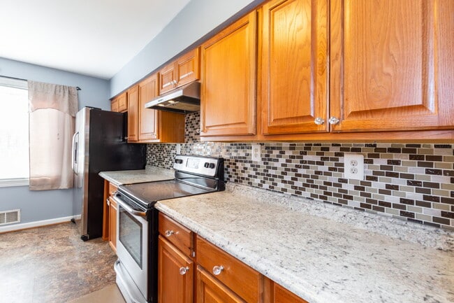 Building Photo - Spacious end-unit three-level townhome featuring 2 bedrooms and 2.5 bathrooms