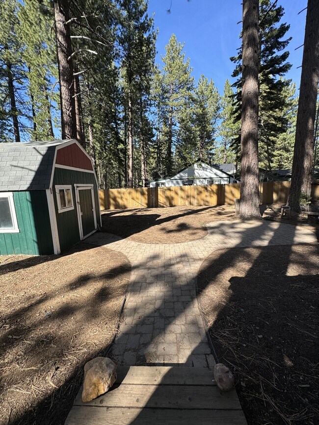 Building Photo - 829 Julie Ln